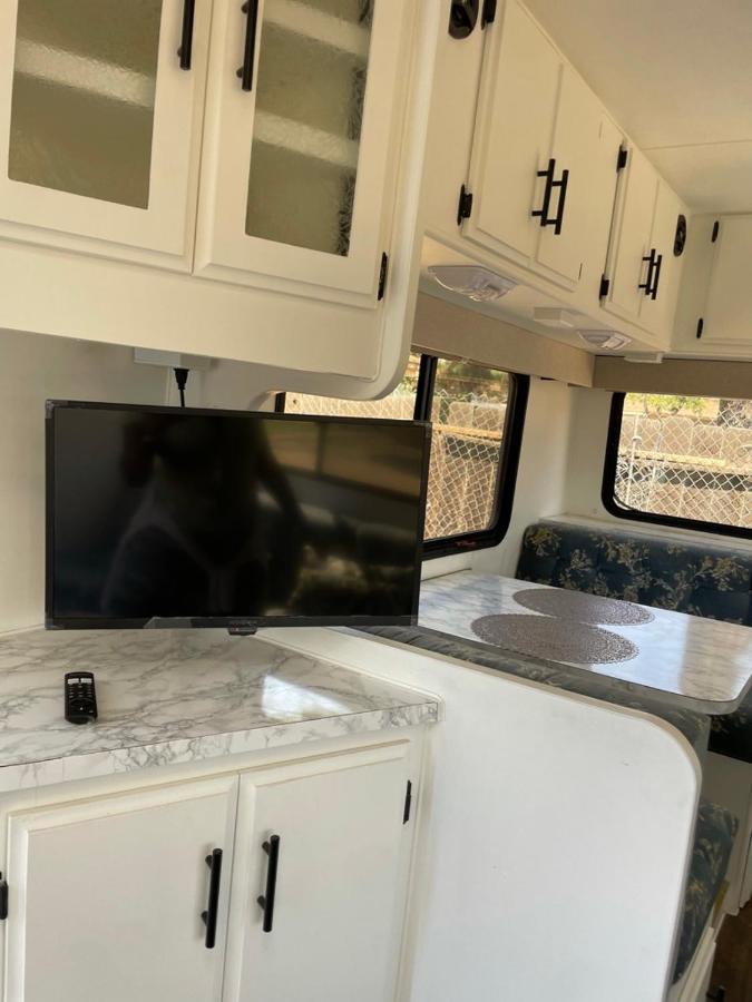 Rv2 Stunning Rv Private Netflix Freeparking Hotel Moreno Valley Bagian luar foto